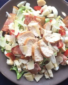 Салат Цезарь с беконом