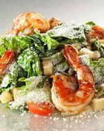 Салат цезарь с креветками