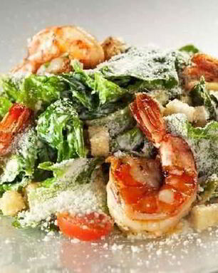 Салат цезарь с креветками