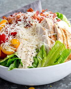 Салат цезарь с курицей и беконом