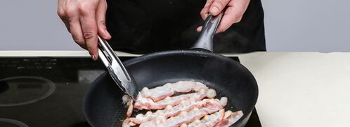 салат цезарь с курицей и беконом. Шаг 3