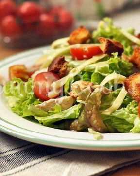 Салат Цезарь с курицей