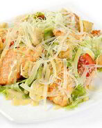 Салат Цезарь с лососем