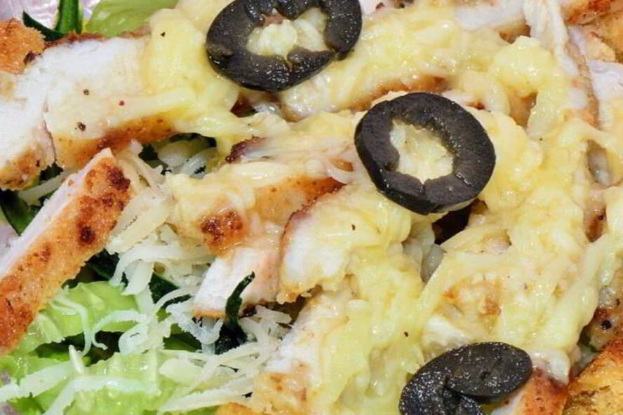 Рецепт салата цезарь с огурцом и маслинами