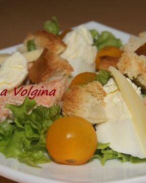 Салат Цезарь с рыбой