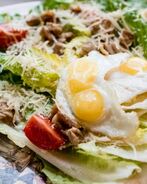 Цезарь с печеным цыпленком в фирменной подаче кафе Кусочки