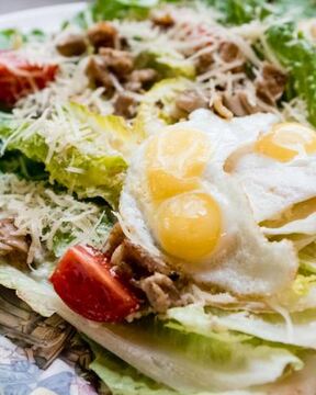 Цезарь с печеным цыпленком в фирменной подаче кафе Кусочки
