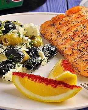 Семга на гриле и оливковый салат с фетой