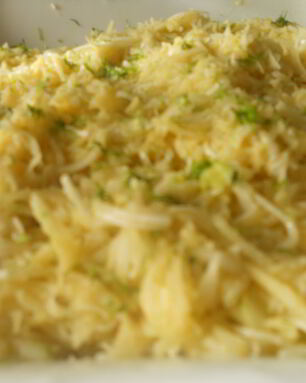 Салат из корня сельдерея и яблок с винегретом из масла фундука