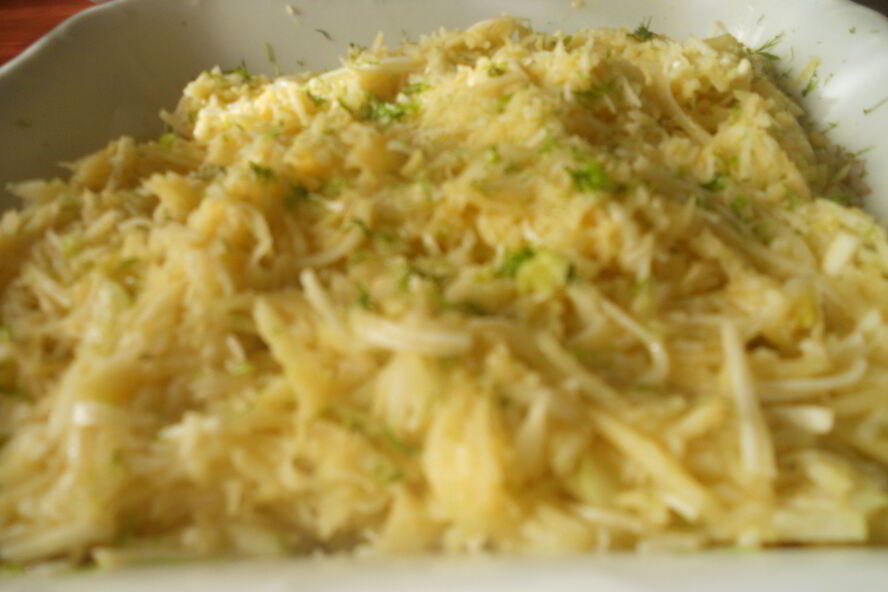 Рецепт салата из корня сельдерея и яблок с винегретом из масла фундука