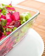 Салат из разноцветного радиккьо с печеной свеклой и апельсиновым винегретом