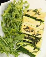 Зеленый салат из рукколы, цукини и мяты