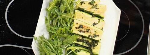 зеленый салат из рукколы, цукини и мяты. Шаг 3