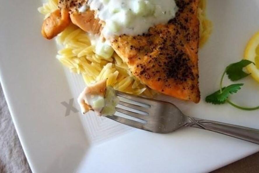 Рецепт лосося по-гречески с соусом цацики