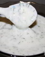 Соус из йогурта с чесноком для мяса и рыбы