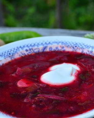 Борщ в казане на костре