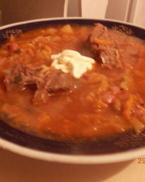 Борщ, заправленный старым салом и чесноком