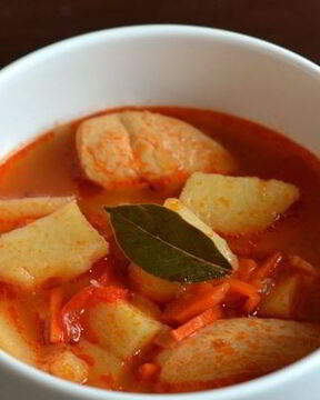 Красный борщ с курицей