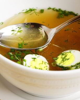 Базовый куриный бульон с перепелиными яйцами