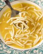 Густой куриный бульон с вермишелью