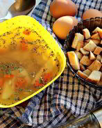 Куриный бульон с яйцом, морковью и сухариками