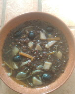 Чечевичный суп с маслинами