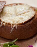 Французский луковый суп, запеченный в хлебе