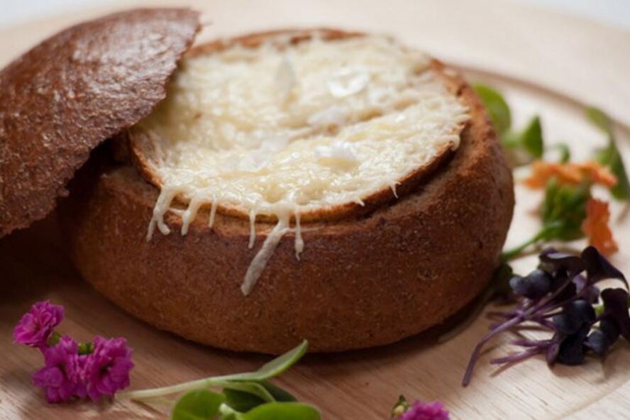 Рецепт французского лукового супа, запеченного в хлебе