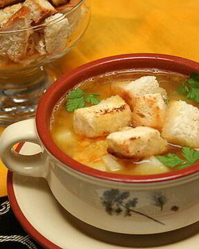 Гороховый суп с копченостями и гренками