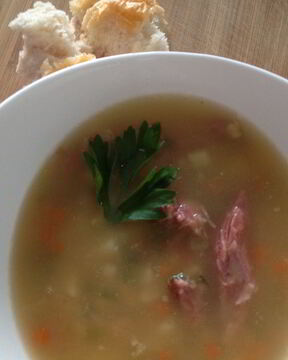 Гороховый суп с копчеными ребрышками и сельдереем