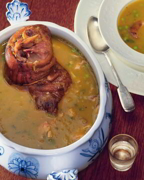 Гороховый суп с мятой и свиной рулькой