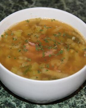 Гороховый суп с сельдереем и тмином