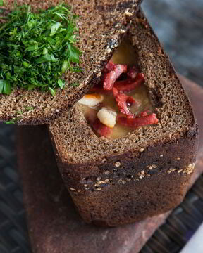 Гороховый суп в буханке