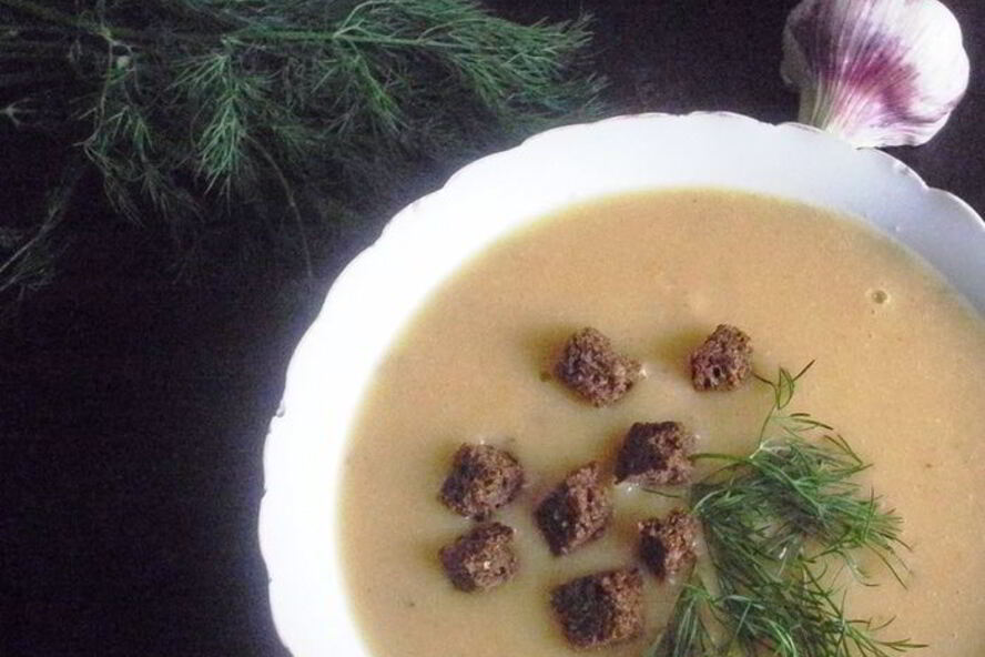 Рецепт легкого горохового супа с чесночными гренками