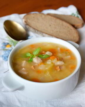 Простой гороховый суп с ветчиной