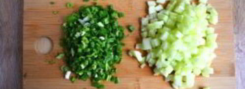 холодный суп из кефира с огурцами и зеленью. Шаг 2