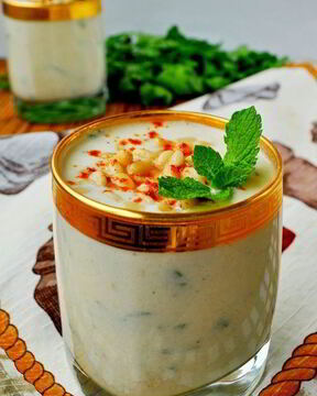 Холодный суп-пюре из кольраби с яблоками и кедровыми орешками