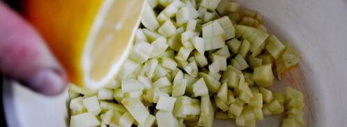 холодный суп-пюре из кольраби с яблоками и кедровыми орешками. Шаг 2