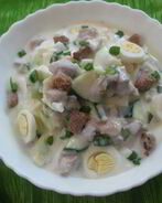 Окрошка на кефире с овощами, перепелиными яйцами и мясом