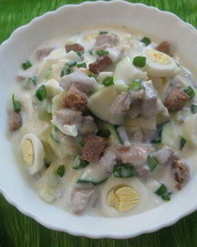 Окрошка на кефире с овощами, перепелиными яйцами и мясом