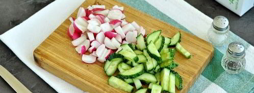 окрошка с колбасой на айране. Шаг 4