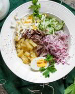 Окрошка с сывороткой и перепелиными яйцами