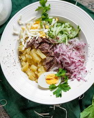 Окрошка с сывороткой и перепелиными яйцами