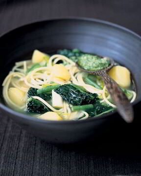 Генуэзский суп минестроне с соусом песто