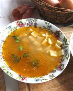 Итальянский овощной суп с пастой и зеленым горошком