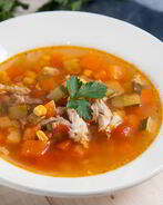 Легкий куриный суп с овощами