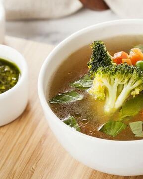 Минестроне с соусом песто из базилика и шпината