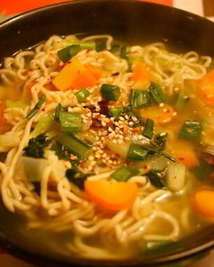 Овощной суп с лапшой рамен и пастой мисо