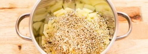 рассольник с перловкой и солеными огурцами на баранине. Шаг 9