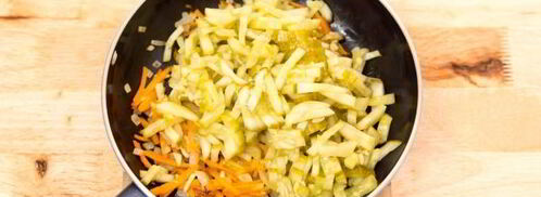 рассольник с перловкой и солеными огурцами на баранине. Шаг 11